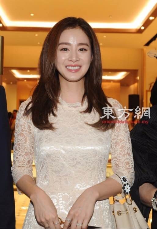 Hôm 10/3,  Kim Tae Hee tham dự sự kiện quảng cáo tại Malaysia. Đây là sự kiện đầu tiên cô tham dự kể từ khi kết hôn. Nữ diễn viên khéo khoe nhẫn cưới kim cương. Trong suốt sự kiện, cô liên tục cười, không giấu nét hạnh phúc trên gương mặt. Một số ý kiến nhận xét ở ngưỡng tuổi U40, Kim Tae Hee đã không còn đẹp và tươi trẻ khi xuất hiện nhiều nếp nhăn ở khóe mắt, vùng miệng.